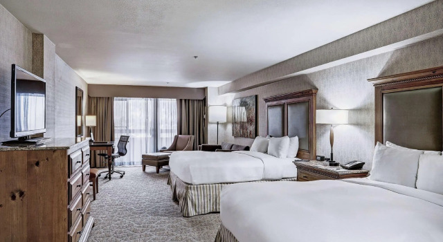 Четырёхместный номер Standard с видом на горы Hotel Alpenrock Breckenridge, Curio Collection by Hilton