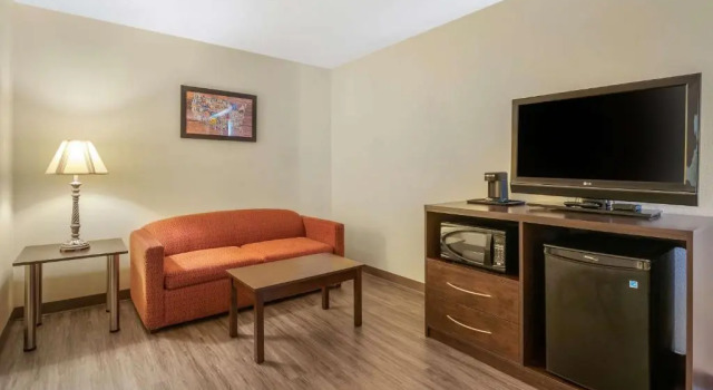 Люкс Econo Lodge Inn & Suites Des Moines Fairgrounds Area