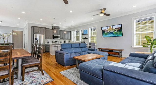 Коттедж Classic Chic 4 BR Condo - Large Pool - Perfect Location