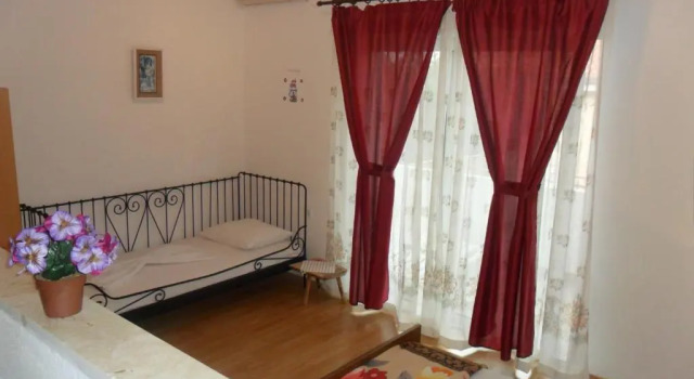 Апартаменты Цокольный этаж с балконом Apartments Valjan