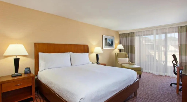Номер Standard с балконом и с видом на бассейн Hilton Garden Inn Monterey