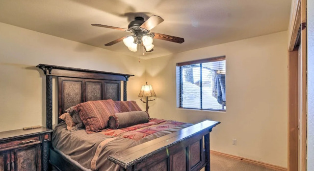 Delightful Cabin Vacation Rental w/ Fire Pit!, Rezerwuj Hotel Duck Creek Village Kane County