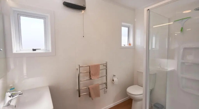 Accommodation Fiordland The Bach - One Bedroom Cottage at 226B Milford Road, Забронировать Дом для отпуска Виллы Те-Анау, Вилла