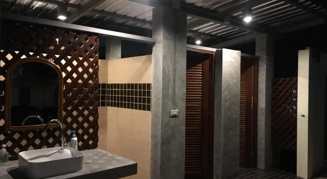 Кровать в общем номере The Corner Transit Hostel