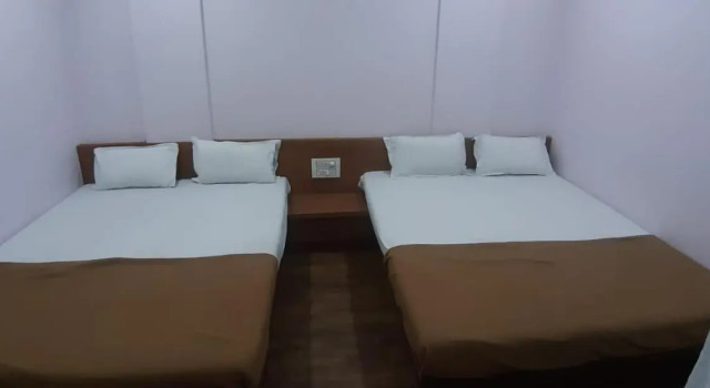 Rajhuns Deluxe Lodging