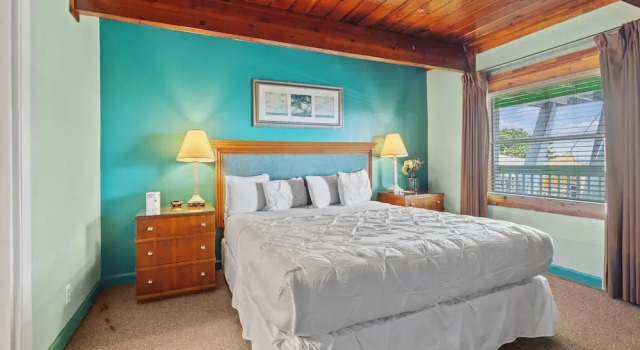 Oceanfront Inn Room #7 - Partial Ocean View - King Bed, Buchen Sie Hotel Fort Pierce Shores Florida