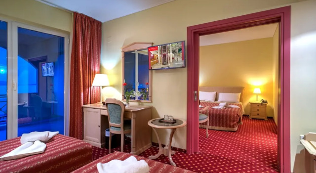 Семейный номер Standard с 2 комнатами с балконом Angelika Pallas Hotel