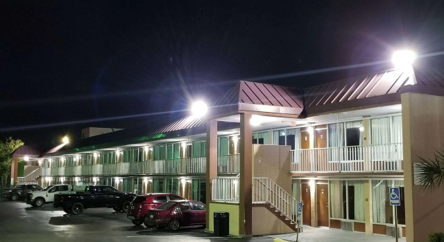 Days Inn & Suites by Wyndham Charleston Airport West