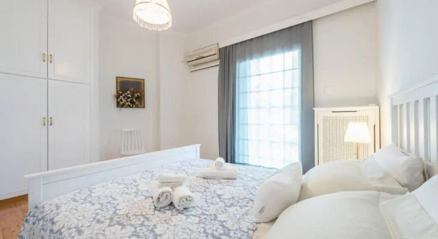 NEW! Bright & Remodeled 1Bed apt 2min Walk to Acropolis, Забронировать Отель Неос-Космос Афины, рядом с Холм Филопаппос