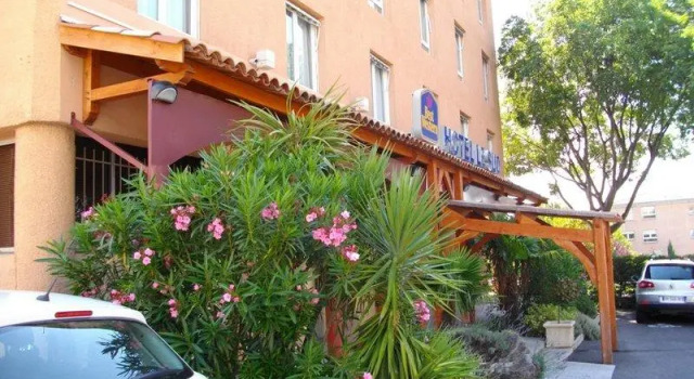 Кровать в общем номере Best Western Hôtel Le Sud