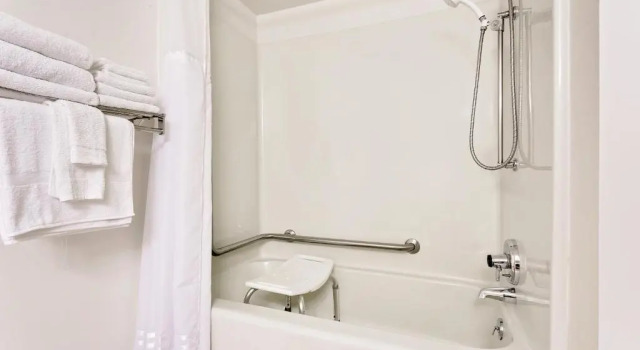 Двухместный номер Standard Ramada by Wyndham Marquette