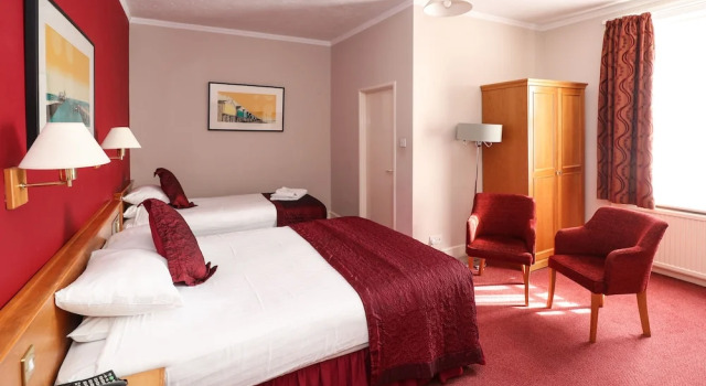 Трёхместный семейный номер Superior Royal Exeter Hotel