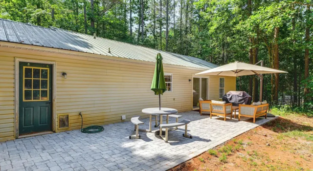 Коттедж Mooresville Retreat w/ Patio, 1 Mi to Lake Norman!