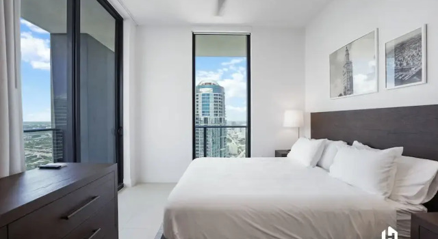 Апартаменты с 2 комнатами с балконом и с видом на океан Stylish Apartments with Partial Ocean Views in Downtown