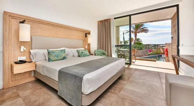 Suite семейная Superior Swim Up Insotel Punta Prima Resort