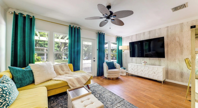 Tropical Pool Oasis on 1/4 Acre by Downtown Stuart, Varaa Lomakoti Huvilat kohteessa Florida, Villa