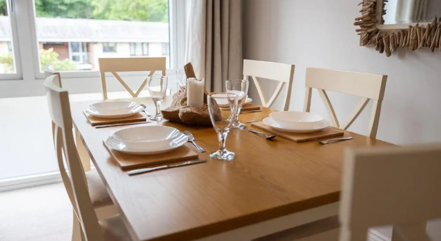 Stylish Brixham Apartment - Newly decorated - Free on street parking