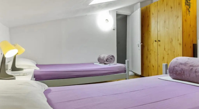 Кровать в общем номере Friends Hostel