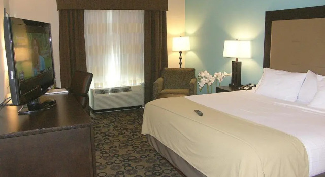 Run of House Holiday Inn Express & Suites - Cleveland Northwest by IHG