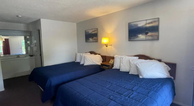 Четырёхместный номер Standard Scottish Inns Motel - Osage Beach