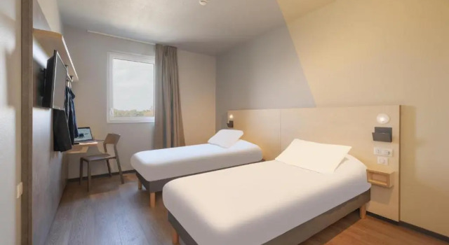Трёхместный семейный номер Standard Hotel ibis Mont De Marsan