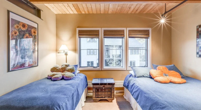 Luxury Townhome in Steamboat Springs by RedAwning, Забронировать Апартаменты/квартира Стимбот-Спрингс Колорадо, рядом с Preview Ski Lift