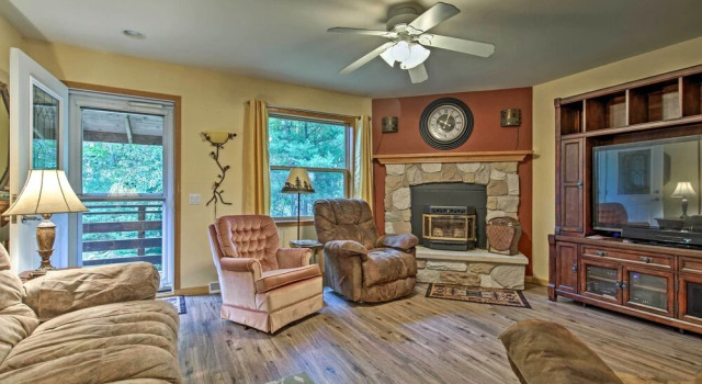 Lakefront Family Getaway w/ Private Deck & Dock!, Buchen Sie Ferienhaus Land O' Lakes USA