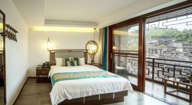 Семейный люкс Comfort с балконом и с красивым видом из окна Phoenix Yiting Qingsu High-end Viewing Holiday Homestay