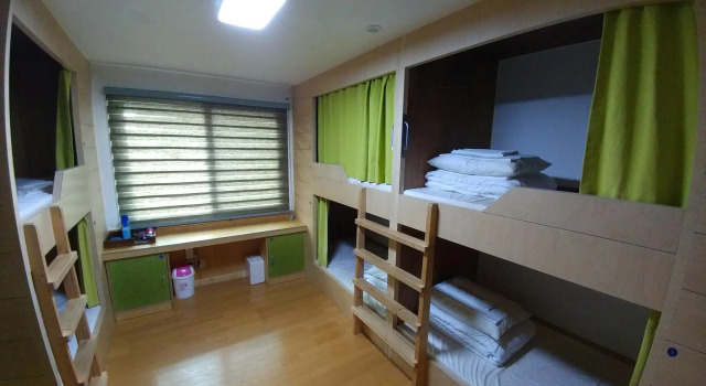 Кровать в общем номере (женский номер) Backpackers Home