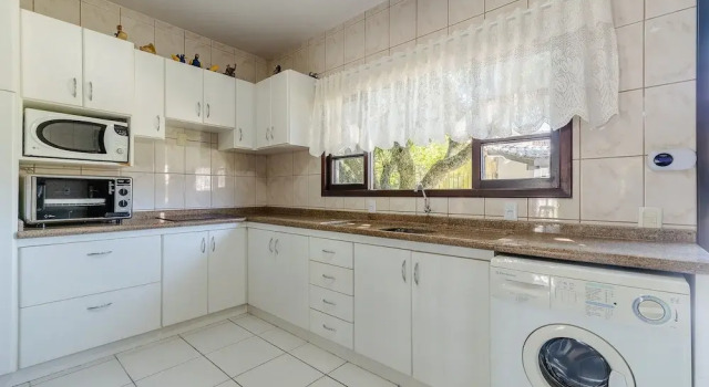 Вилла 3BR Home w/ BBQ 140m From the Beach Rae0126