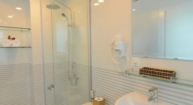 Трёхместный номер Deluxe Hanoi Prime Center Hotel & Spa