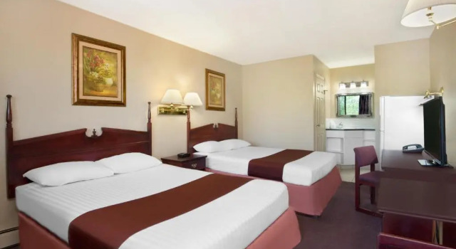 Четырёхместная студия Coast Red Deer Hotel