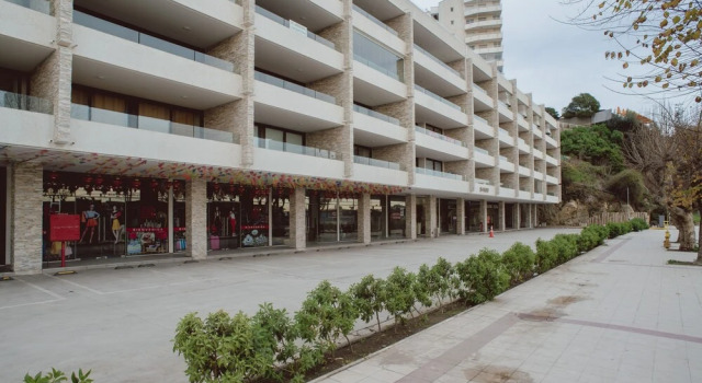 Contemporary apartment w/ a full kitchen, ocean views, & rooftop deck, Rezerwuj Apartament Hotele w Concón z parkingiem, Parking