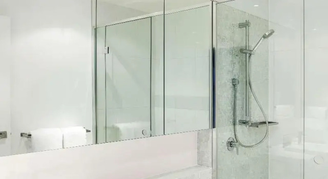Четырёхместный люкс с балконом The Sebel Melbourne Docklands Hotel