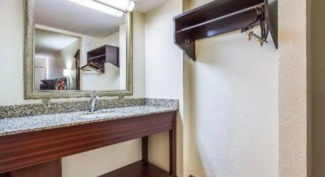 Четырёхместный номер Standard Red Roof Inn Caryville