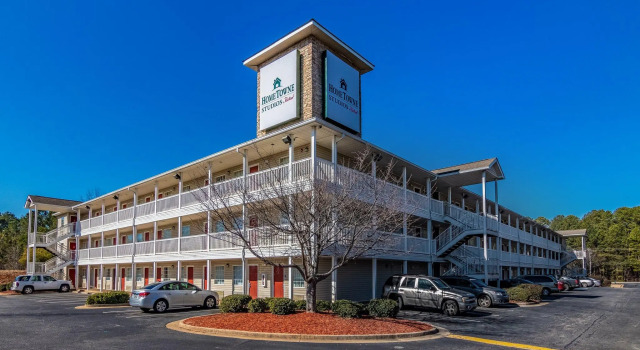 HomeTowne Studios by Red Roof Covington, GA, Book Hotel Hoteller i Covington med parkering, Parkering