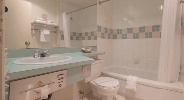 Четырёхместный номер Standard с балконом The Cedars Inn Hotel & Convention Centre