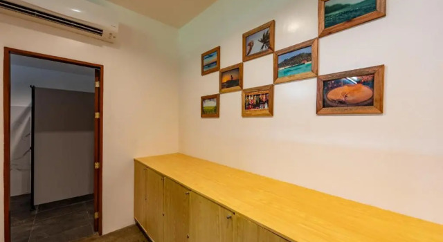 Кровать в общем номере Tropical Temple Siargao Resort