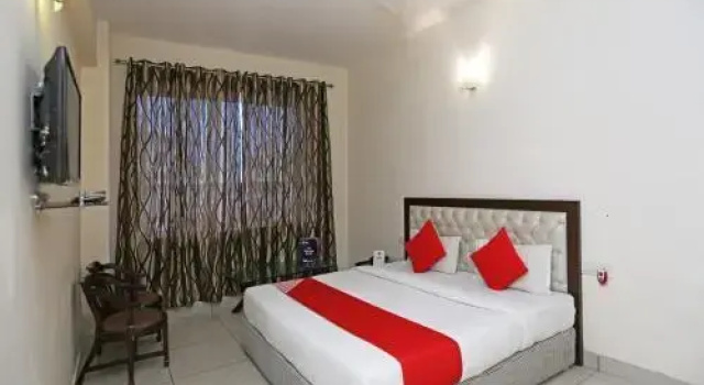 Yellow Sapphire By OYO Rooms, Забронировать Отель Отели Карнал 3 звезды, 3*