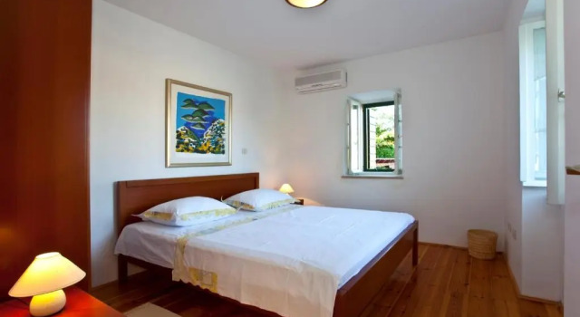 Villa Bonaca with private pool just few steps from the sea, Rezerwuj Willa Hotele w Split-Dalmatia County z parkingiem, Parking