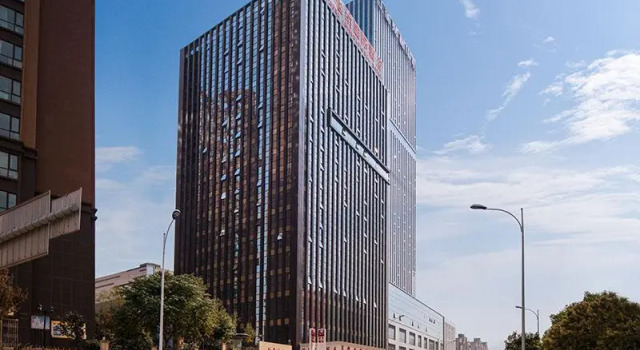 Vienna International Hotel Kunming Aegean Shopping Center, Rezerwuj Hotel Hotele w Kunming z parkingiem, Parking