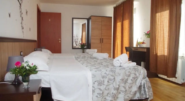 Четырёхместный номер Standard с балконом Hotel Euro Inn