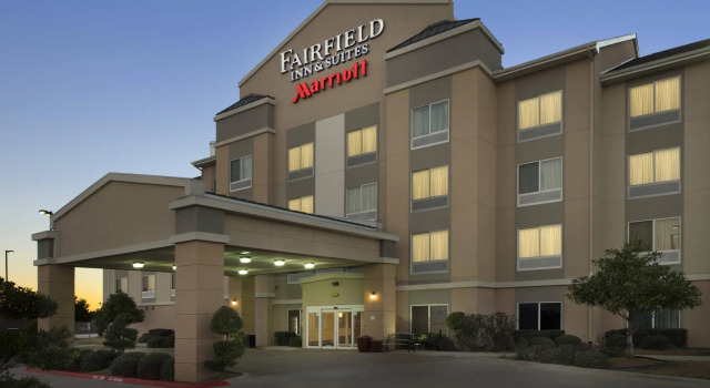 Кровать в общем номере Fairfield Inn & Suites Weatherford