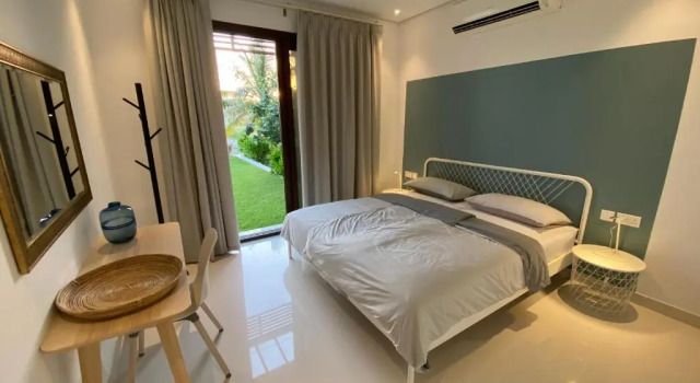 SL19 Lovely 2-bedroom apartment with gorgeous garden and south lagoons view, Book Lejlighed Hoteller i Taqah med parkering, Parkering