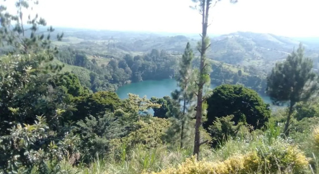 Коттедж с балконом Top of the World Lodges Fort Portal
