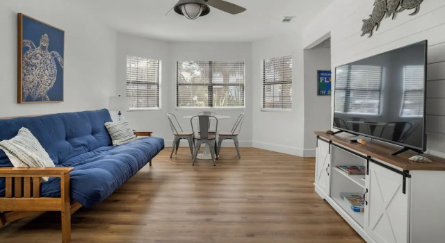 Коттедж 3 Minutes to 30A Beaches; Pretty in Pink Seagrove Home
