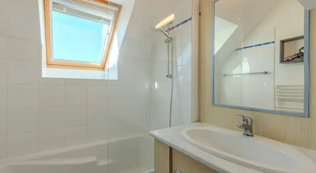 Peaceful Coastal Stay With Access to Pool, Rezerwuj Dom wakacyjny Saint-Nic Bretania