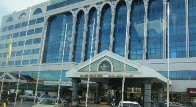 Кровать в общем номере The Centrepoint Hotel