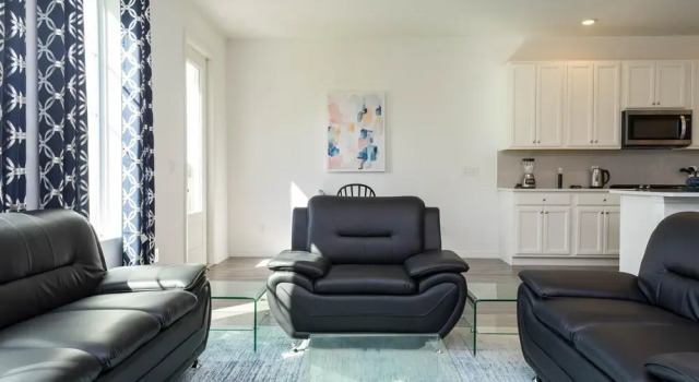 Charming 4Bd Close to Disney Enclave at Festival 696, Book Lejlighed Hoteller i Four Corners med pool, Swimmingpool