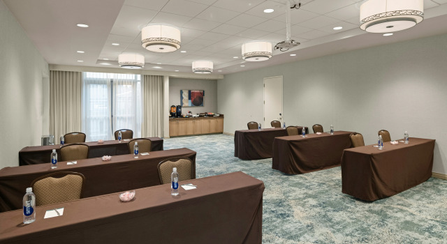 Homewood Suites by Hilton Anaheim Conv Ctr/Disneyland Main, Забронировать Курортный отель Отели Анахайм с завтраком, рядом с Anaheim Gardenwalk, Завтраки